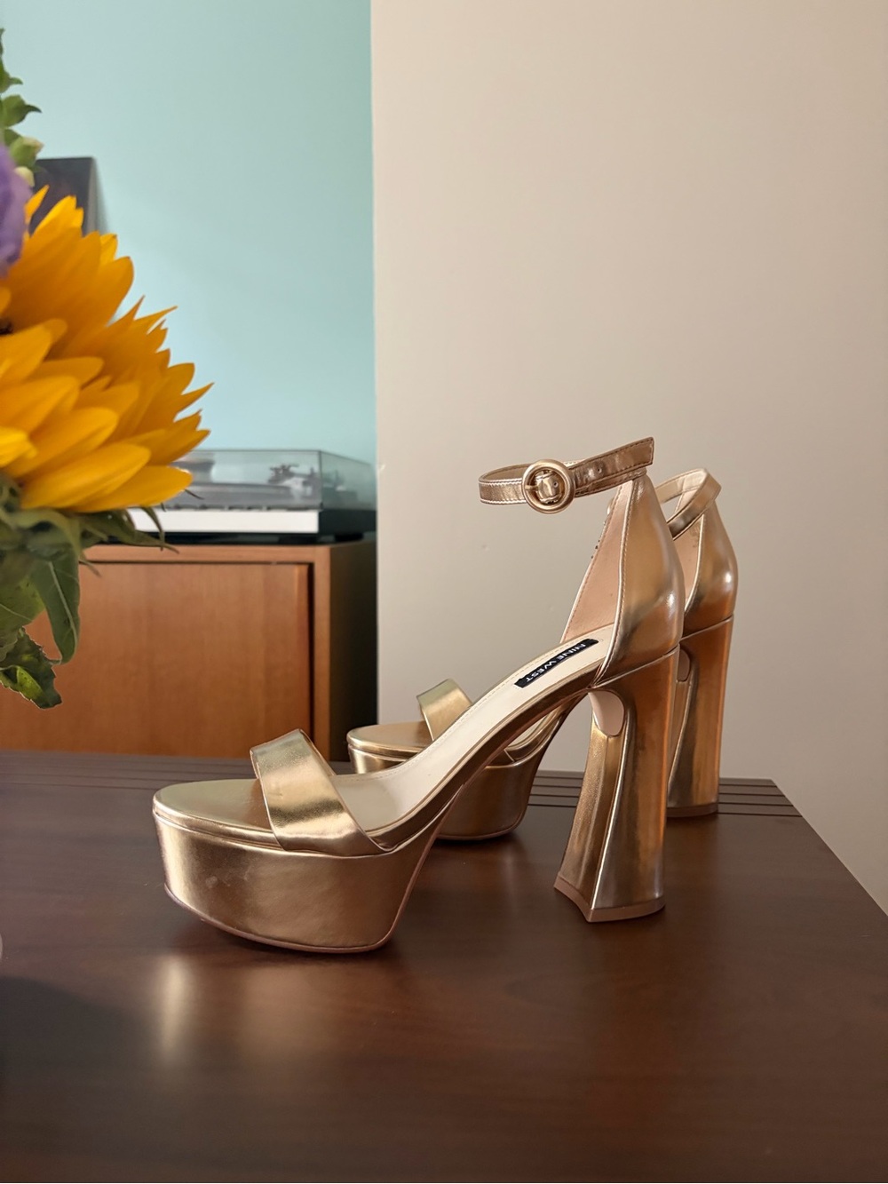 Nine West Gold Platform